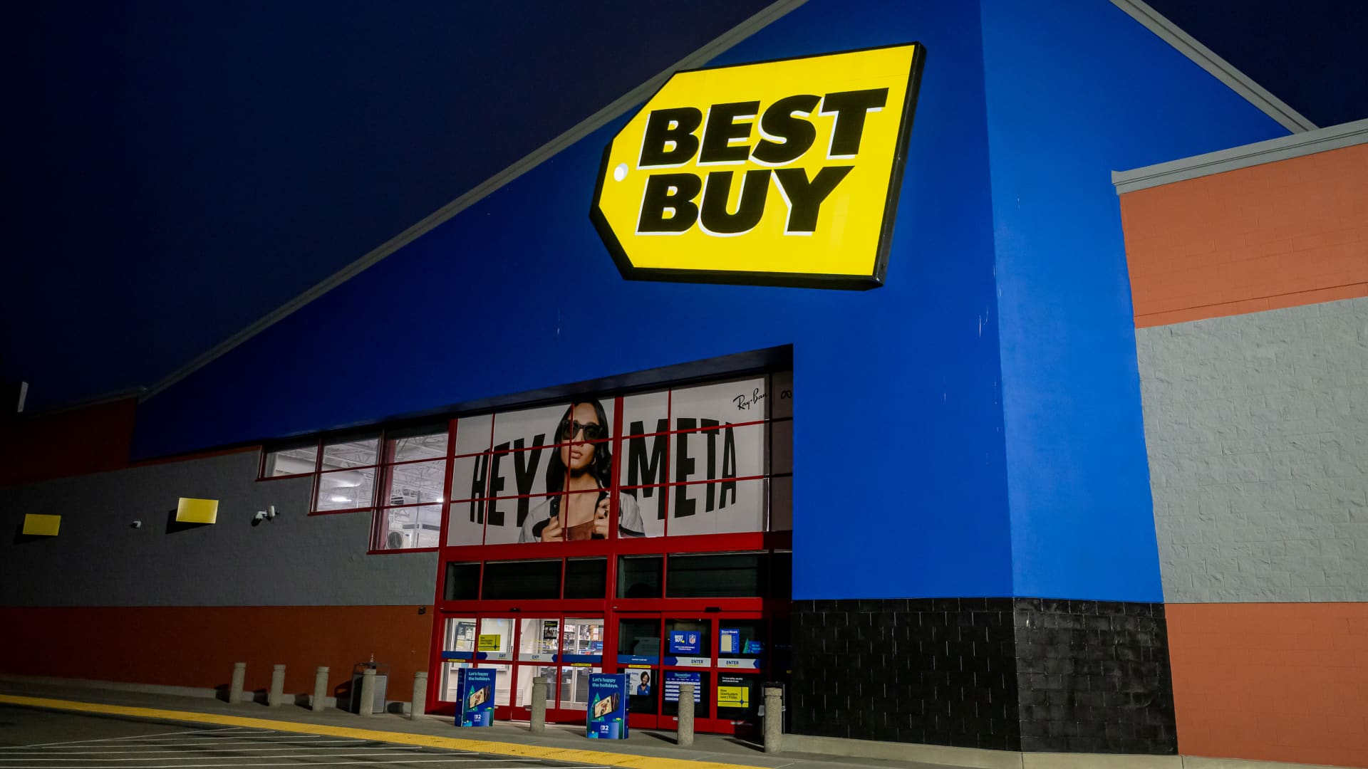 108230986-1763999639653-gettyimages-2247701450-BEST_BUY_EARNS.jpeg