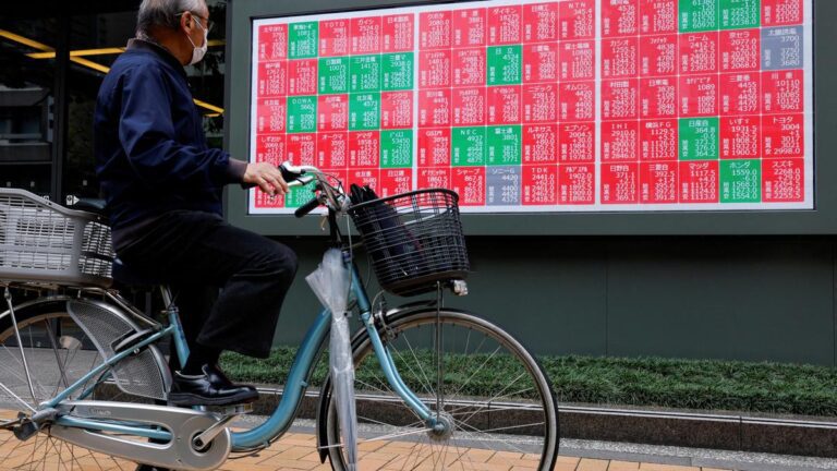 2025-10-27T010342Z_78788094_RC21GHAKOSY3_RTRMADP_3_JAPAN-STOCKS-MILESTONE.JPG