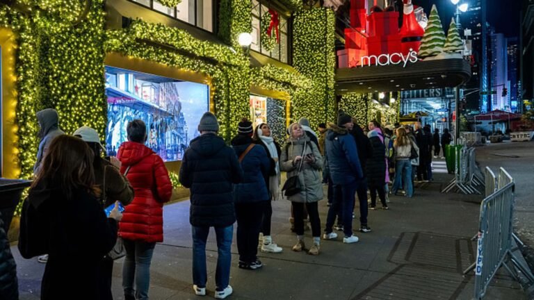 108233430-1764765438132-108233430-1764337028507-gettyimages-2248237179-BLACK_FRIDAY_SHOPPING.jpg