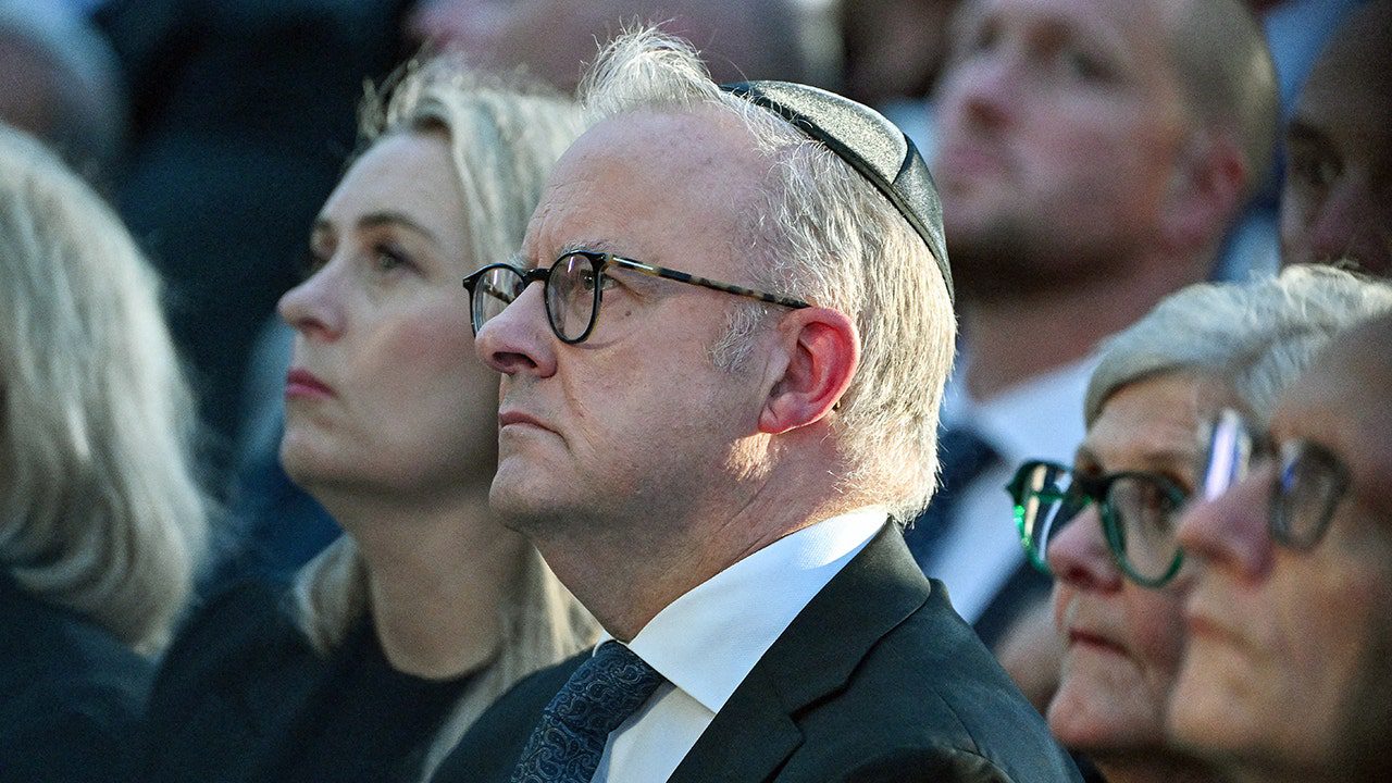 australian-pm-anthony-albanese-booed-at-bondi-beach-vigil.jpg