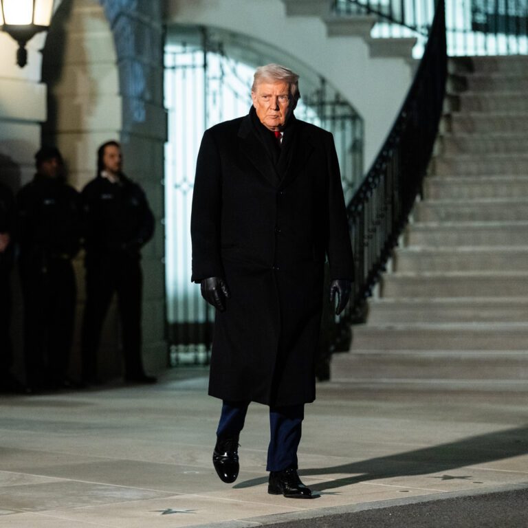 21dc-trump-davos-hwzf-mediumSquareAt3X