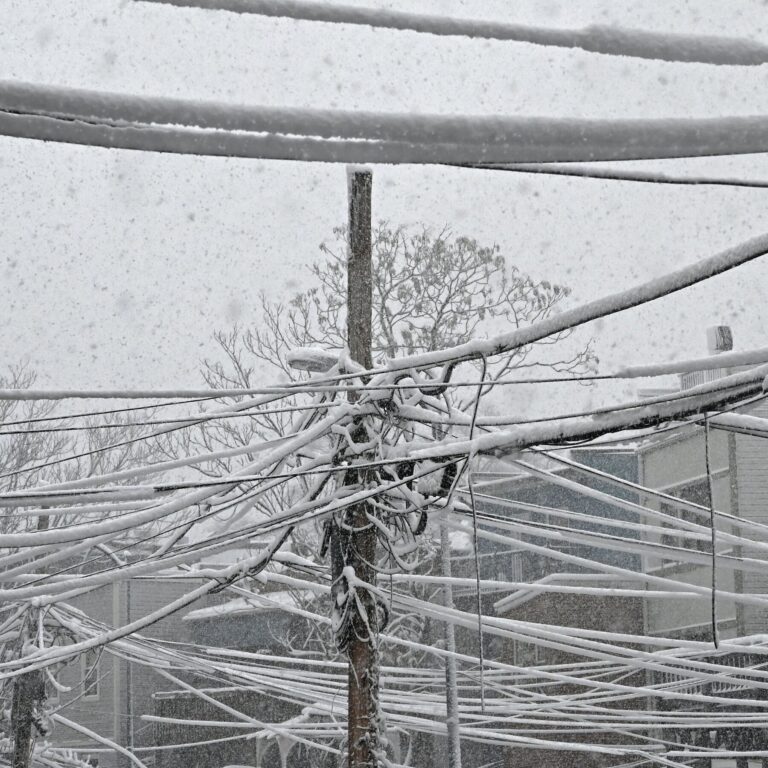 24biz-power-outage-mediumSquareAt3X