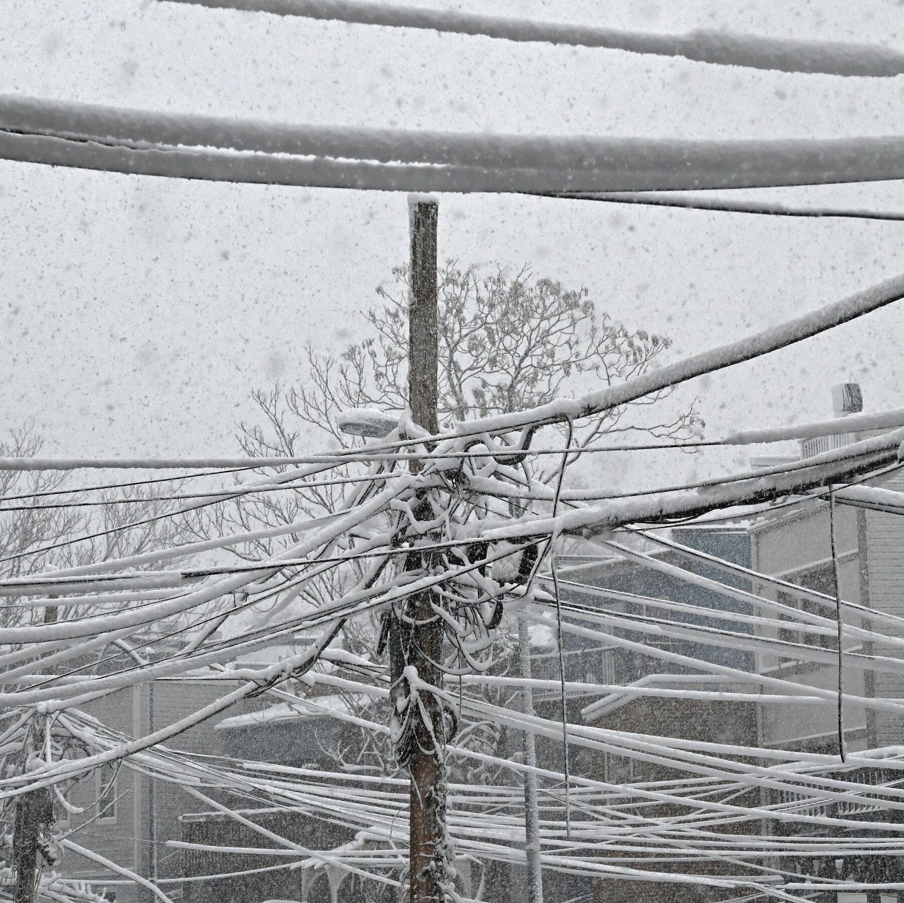 24biz-power-outage-mediumSquareAt3X