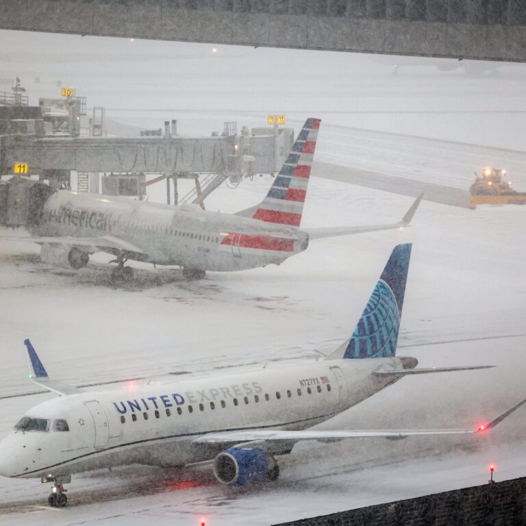 25winter-storm-flight-cancellations-vtpg-mediumSquareAt3X