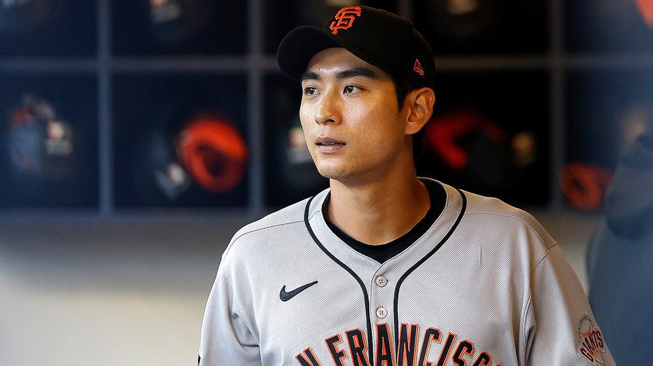 Giants' Lee Stopped at LAX: Paperwork Snafu in 2026