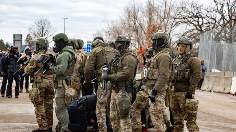 minneapolis-ice-agitator-violence_003-1