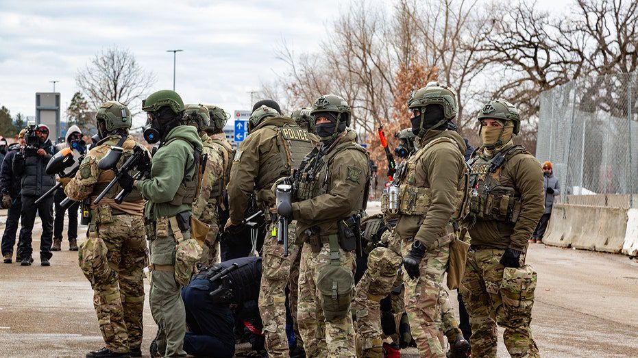 minneapolis-ice-agitator-violence_003-1