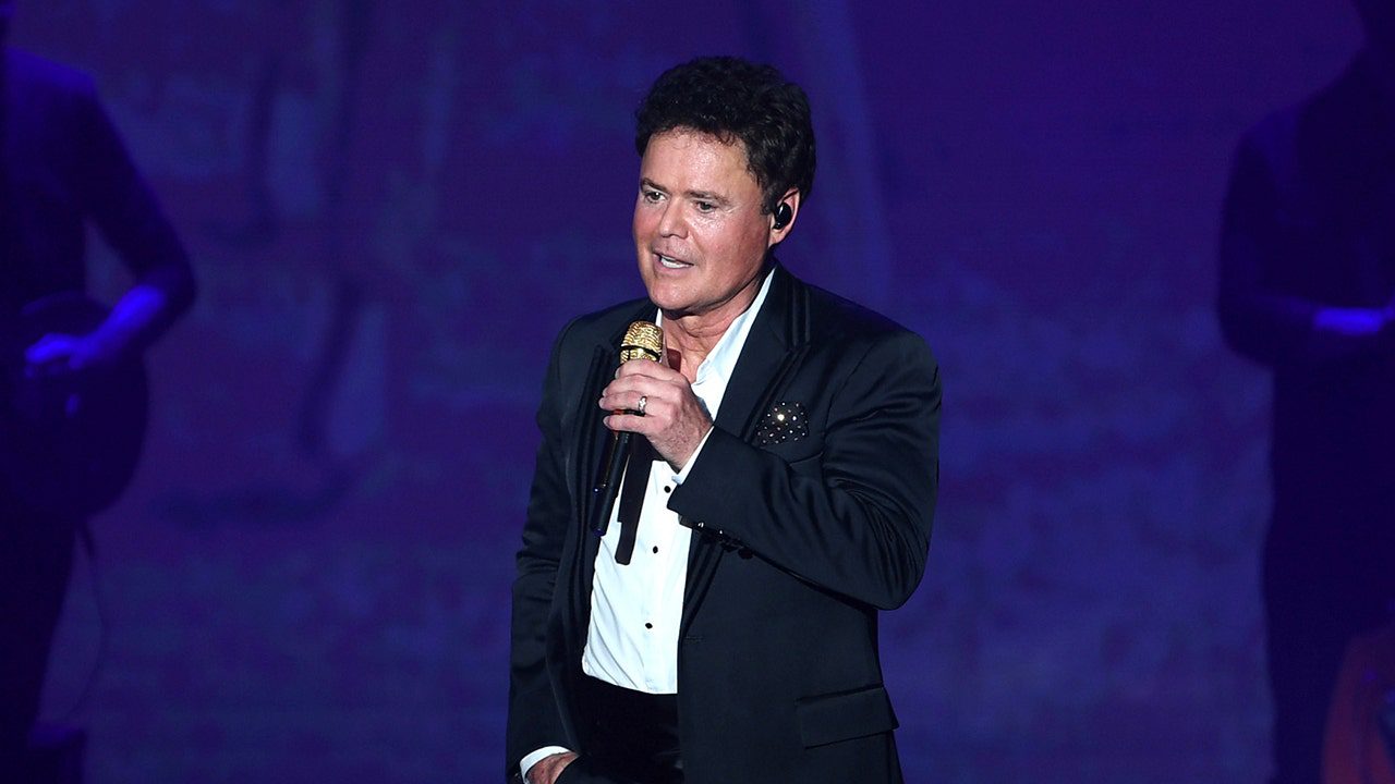 donny-osmond-singing-at-vegas-show.jpg