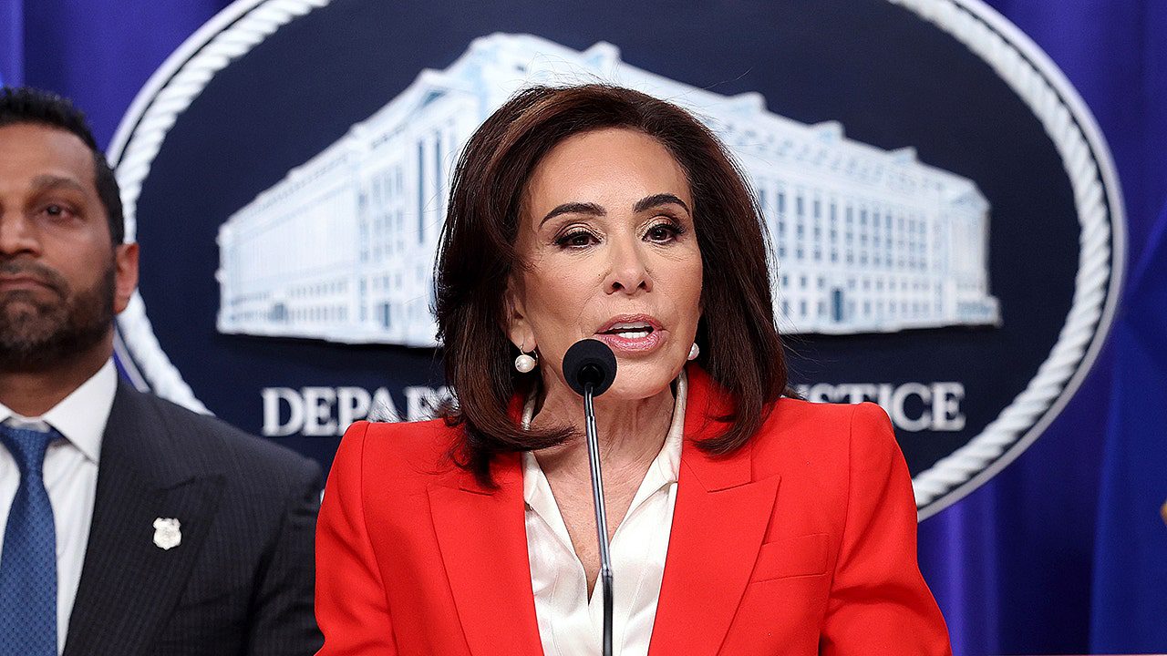 jeanine-pirro-says-we-are-coming-for-you-benghazi-terrorist-fox-news-001.jpg