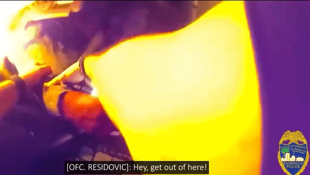 police-helps-woman-out-of-burning-car.gif