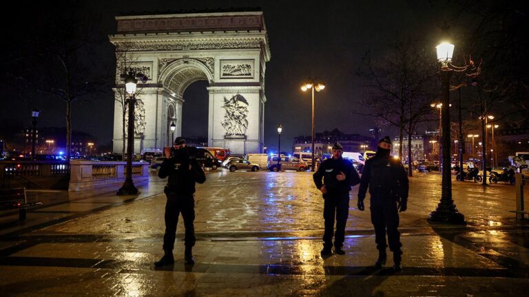 police-in-front-of-arc-de-triomphe.jpg