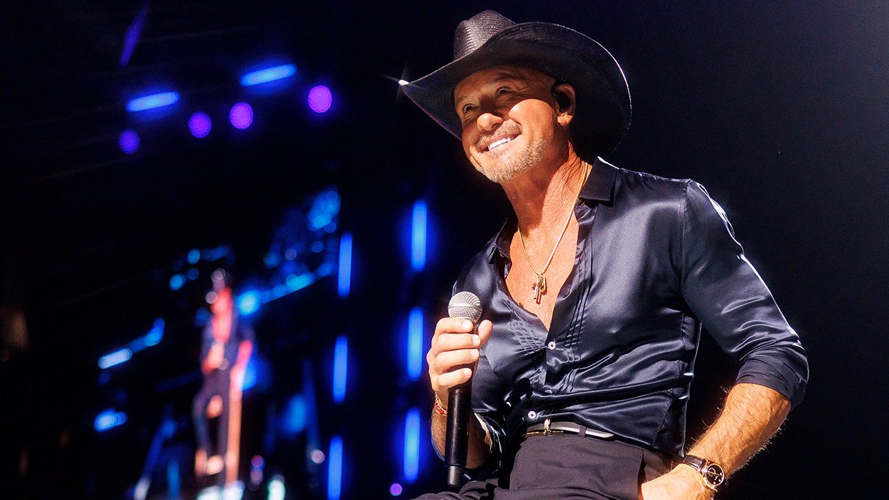 tim-mcgraw-black-shirt-hat.jpg