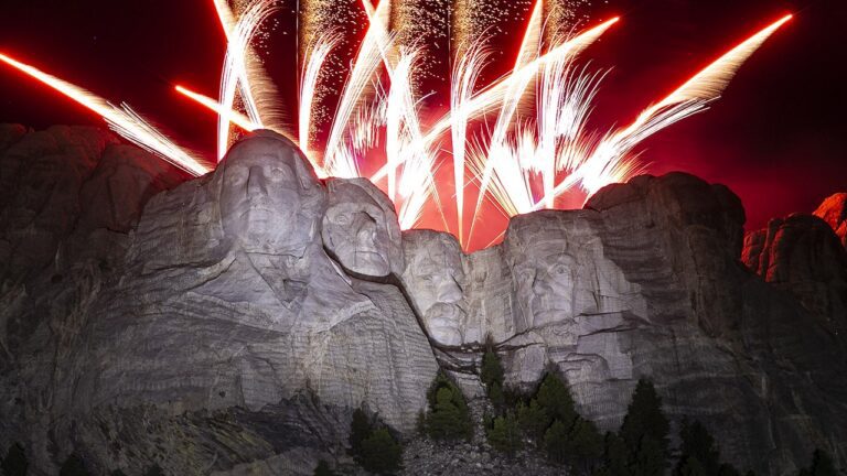 Mount-Rushmore-Fireworks-South-Dakota.jpg