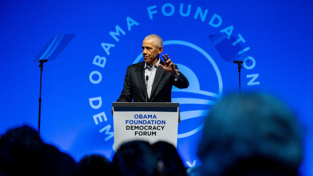 obama-speaking-at-foundation-event.jpg