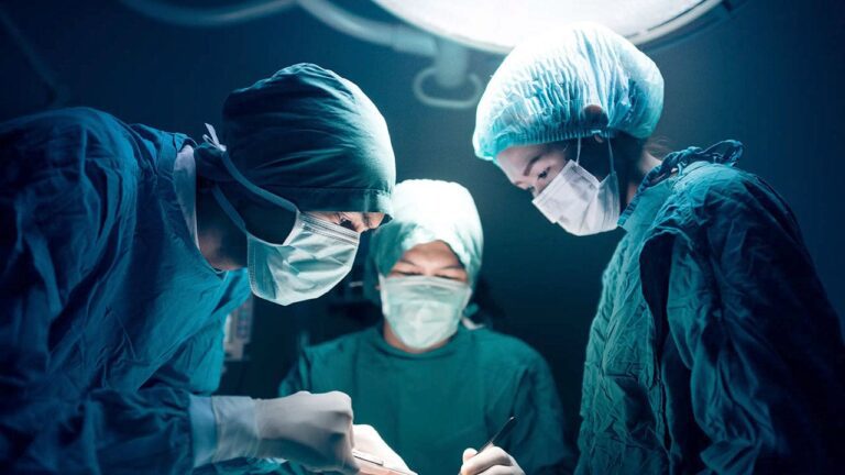 surgeons-in-or-istock.jpg