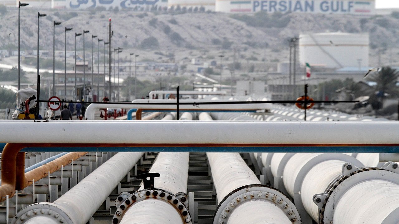 oil-pipelines-kharg-island-iran.jpg
