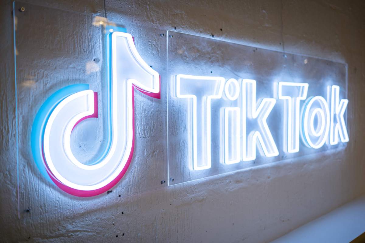 tiktok-logo-neon.jpg