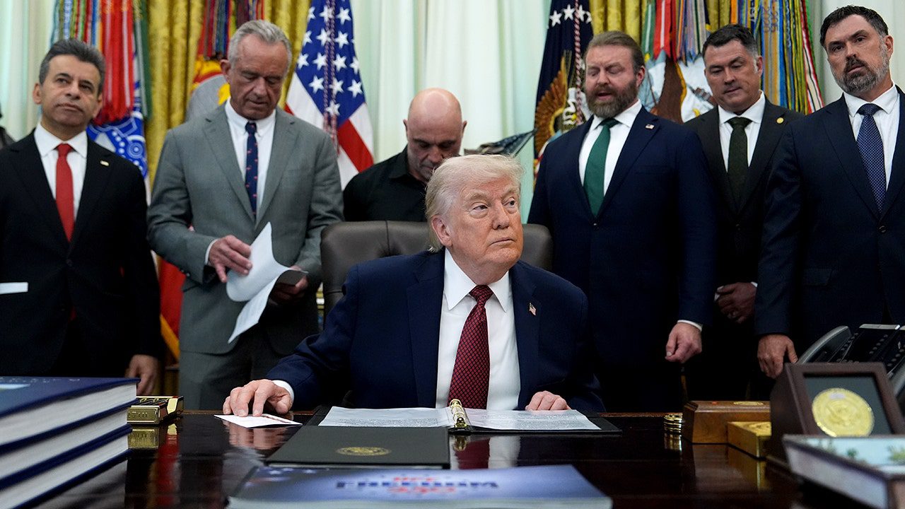 trump-signs-executive-order.jpg