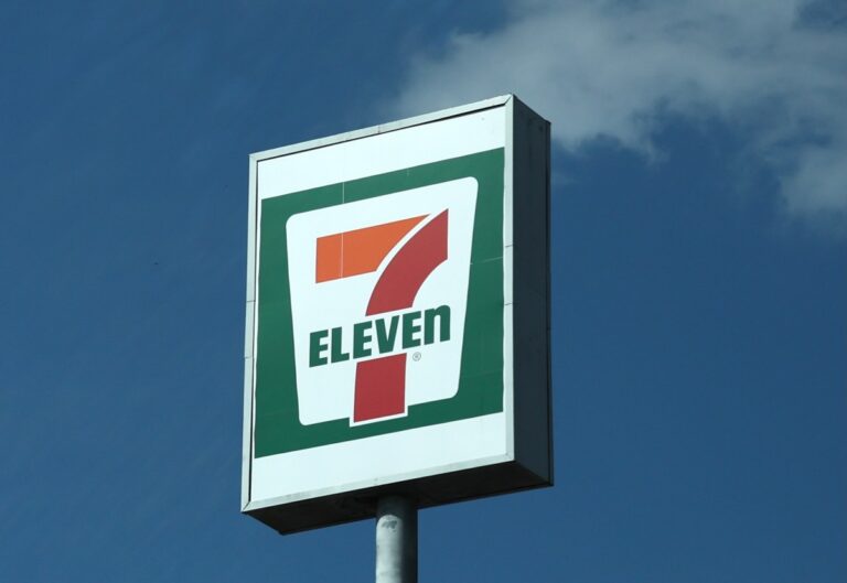7-eleven-2242125991.jpg