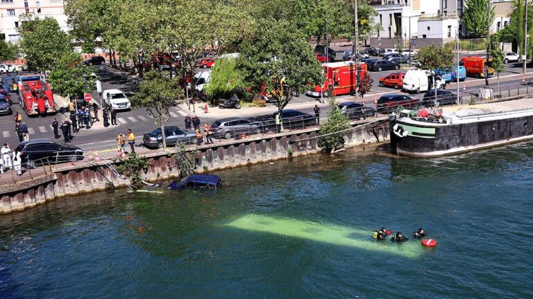 bus-falls-river-seine-fox-news-001.jpeg