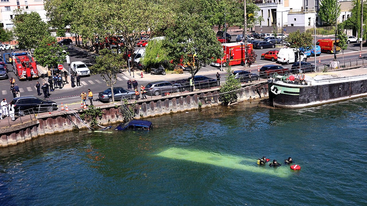 bus-falls-river-seine-fox-news-001.jpeg