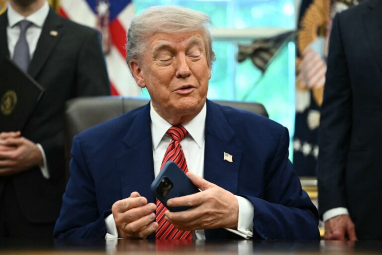 donald-trump-cellphone.jpg