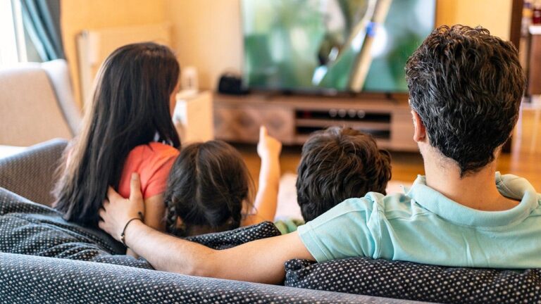 family-watching-tv-fox-news-001.jpeg