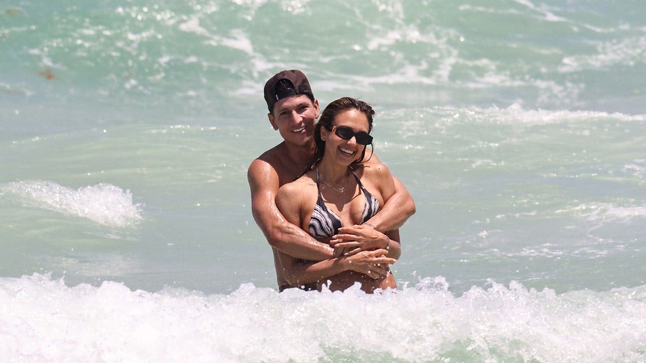 jessica-alba-danny-ramirez-2.jpeg