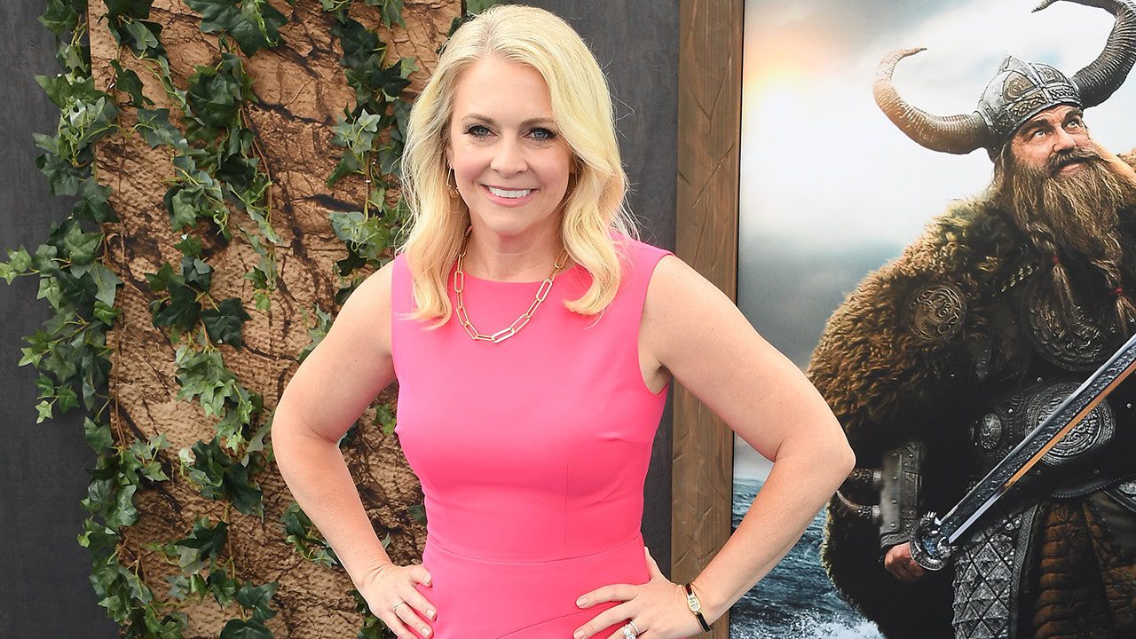 melissa-joan-hart-pink.jpg