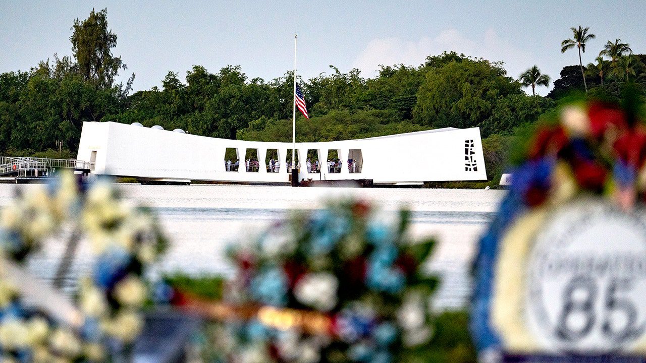 pearl-harbor-anniversary-uss-arizona-memorial.jpg