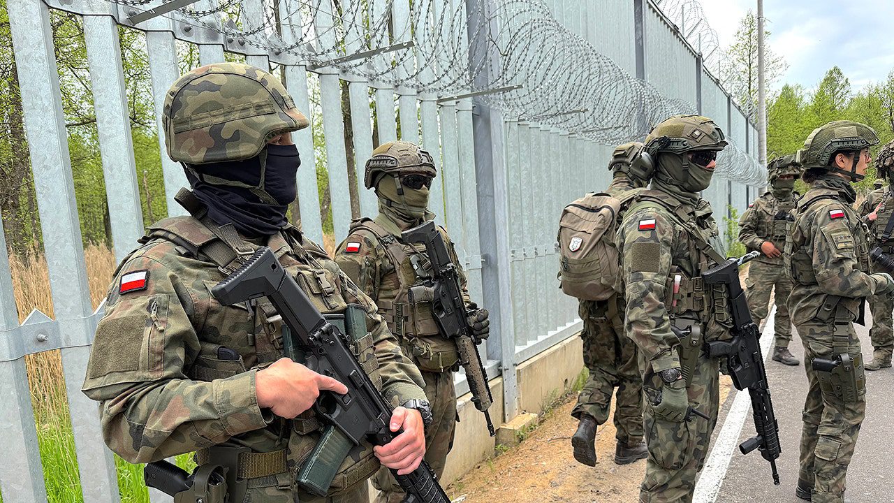 polish-troops-along-belarus-border.jpg