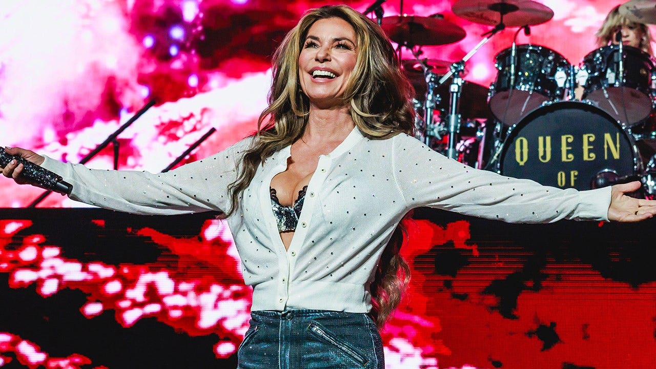 shania-twain-on-stage.jpeg