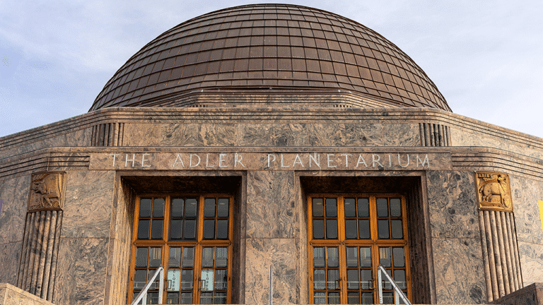 Adler-Planetarium-chicago-museum-reporters-attacked.png