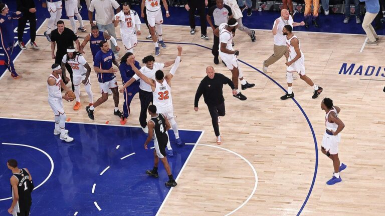 Knicks-players-celebrate.jpeg