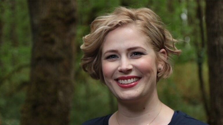 Lacey-Smith-headshot.jpg