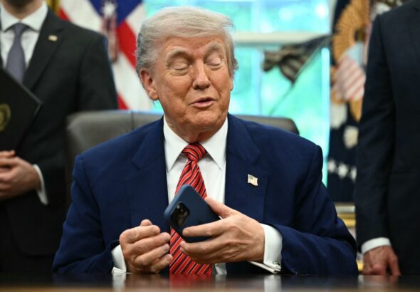 donald-trump-cellphone.jpg