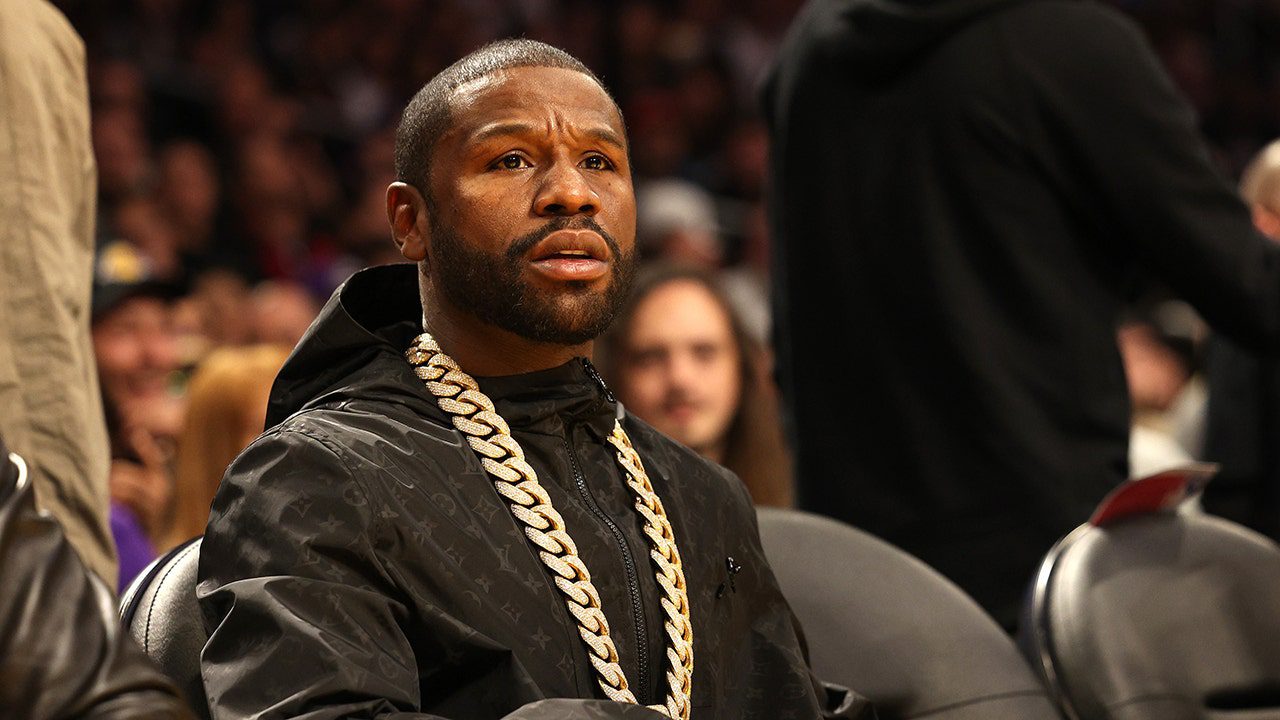 floyd-mayweather-jr-los-angeles-lakers-game.jpg
