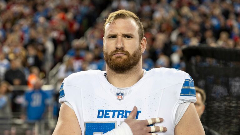 frank-ragnow-poses-for-anthem-lions.jpg