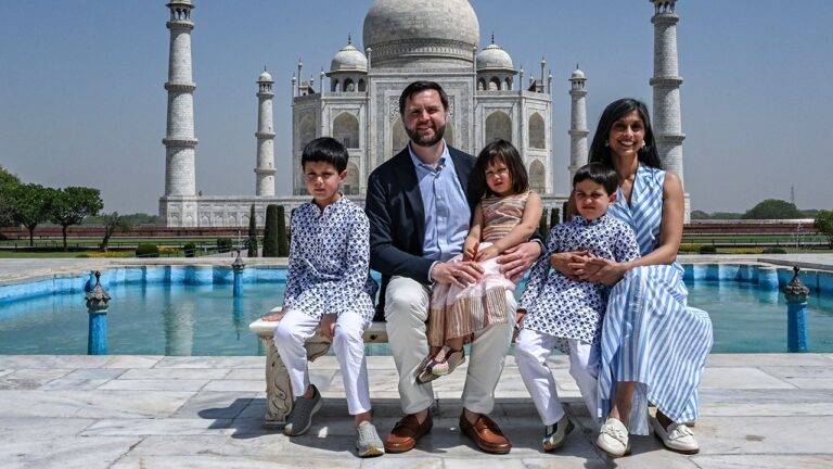 jd-vance-family-taj-mahal.jpg