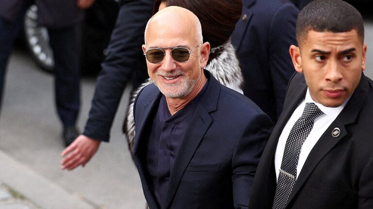 jeff-bezos-paris-show.jpg
