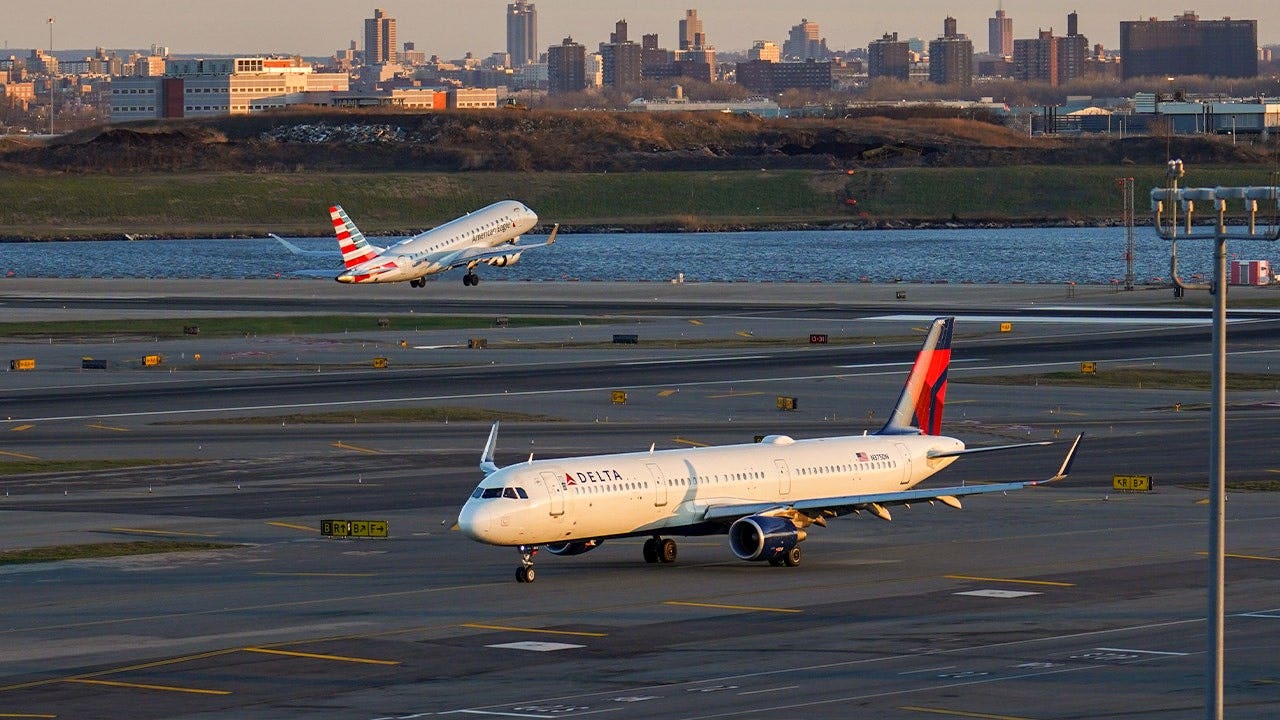 laguardia-runway.jpeg