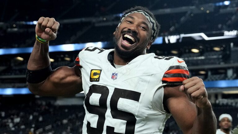 myles-garrett-celebrates-win-raiders-browns.jpg