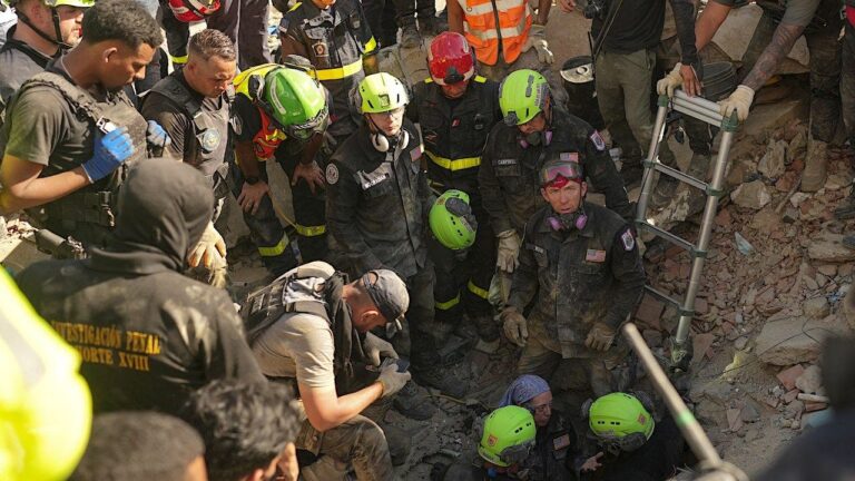 us-firefighters-venezuela-rescue.jpg
