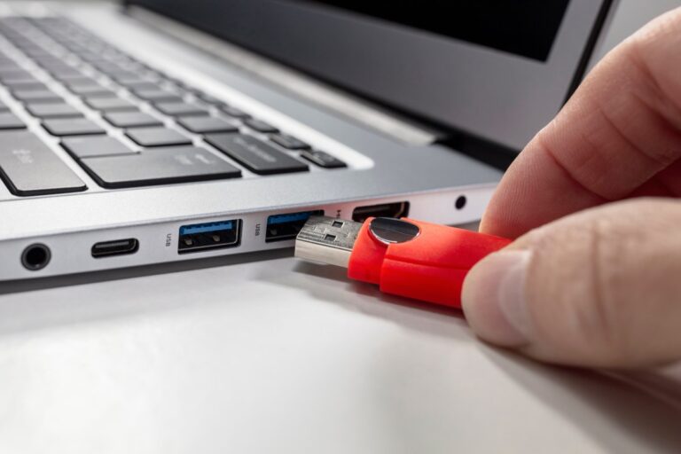 usb-drive-laptop.jpg
