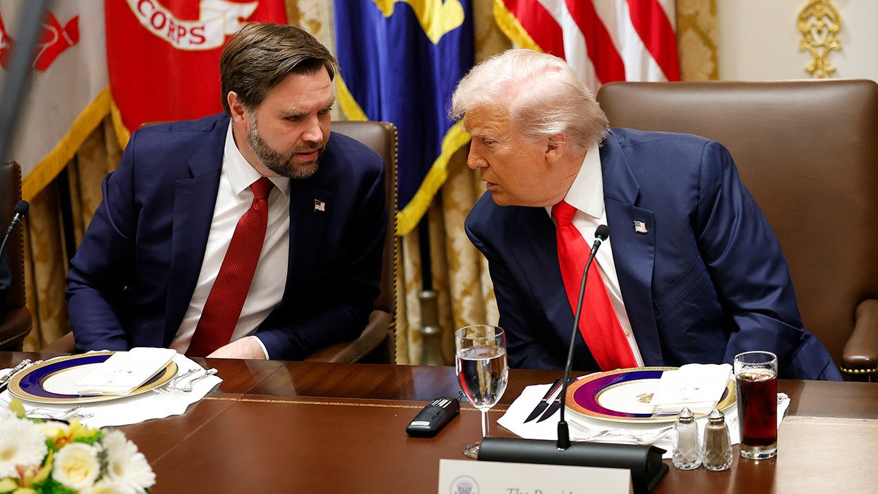 vance-and-trump-in-white-house.jpg