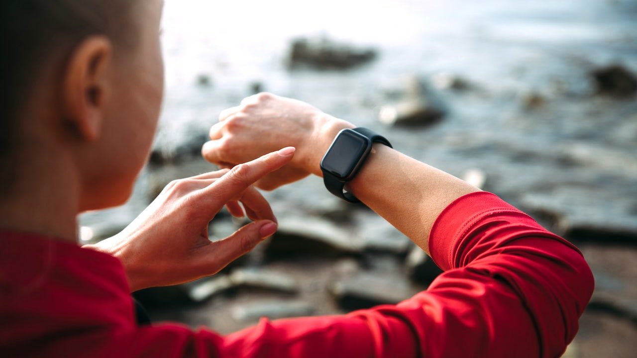 woman-working-out-smartwatch.jpg
