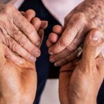 08d8925f-old_and_young_hands.jpg