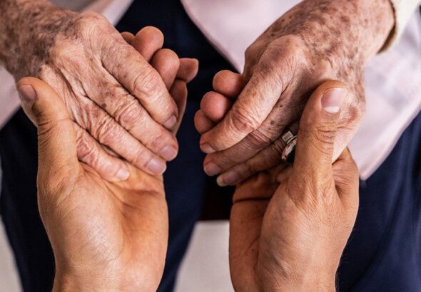 08d8925f-old_and_young_hands.jpg