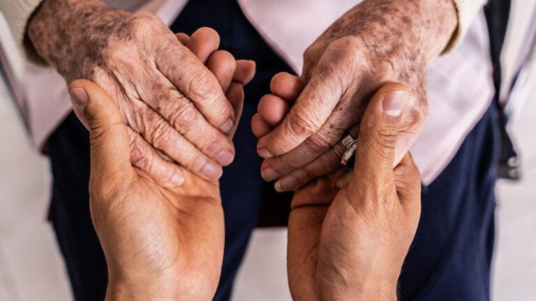 08d8925f-old_and_young_hands.jpg