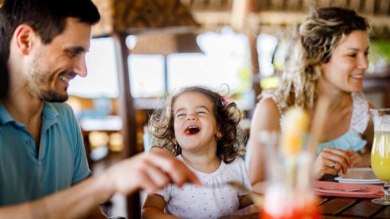 0e047e60-child_at_restaurant.jpg
